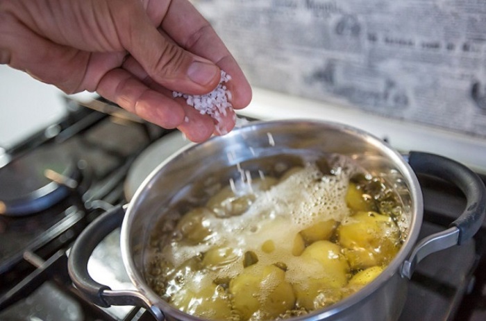 Обычно картофель варится около 20 минут. / Фото: attuale.ru