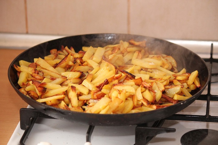 Вкусная жареная картошка с корочкой получается из сортов с небольшим количеством крахмала. / Фото: familyscook.com