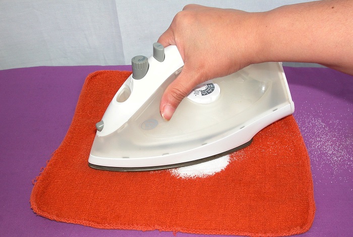 Насыпьте соль на полотенце и пройдитесь утюгом Насыпьте соль на полотенце и пройдитесь утюгом