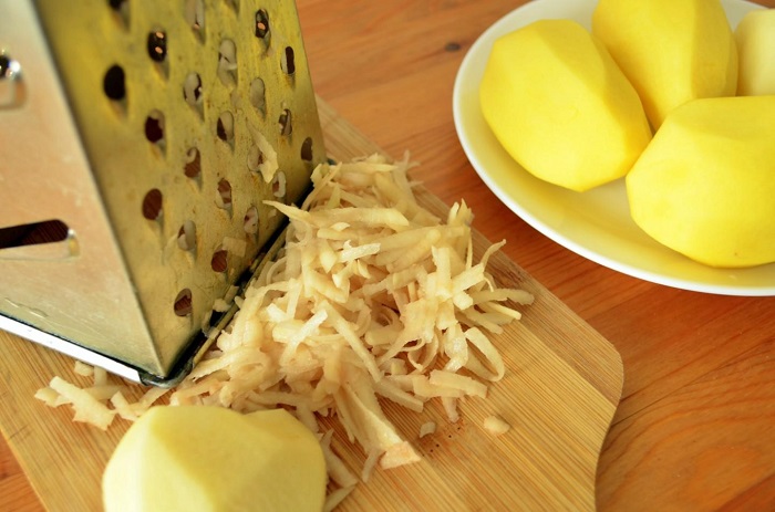Сырой картофель нельзя использовать в качестве компресса. / Фото: hitrostigizni.ru
