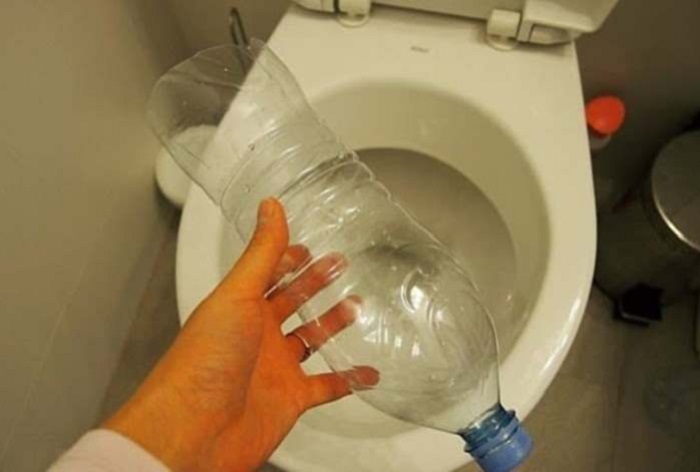 Отрежьте дно у бутылки Отрежьте дно у бутылки