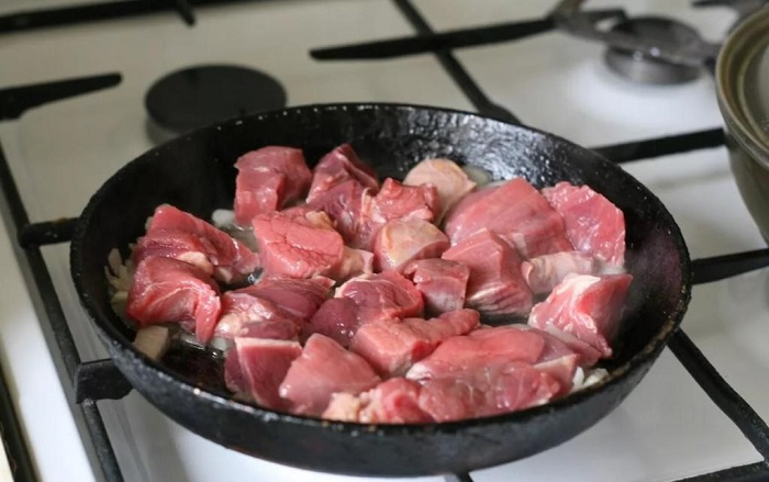 Кладите мясо на горячую, но не дымящую сковороду