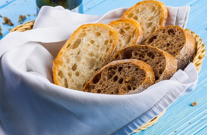 Хлеб может достаться в подарок от других гостей. / Фото: rcz19.ru