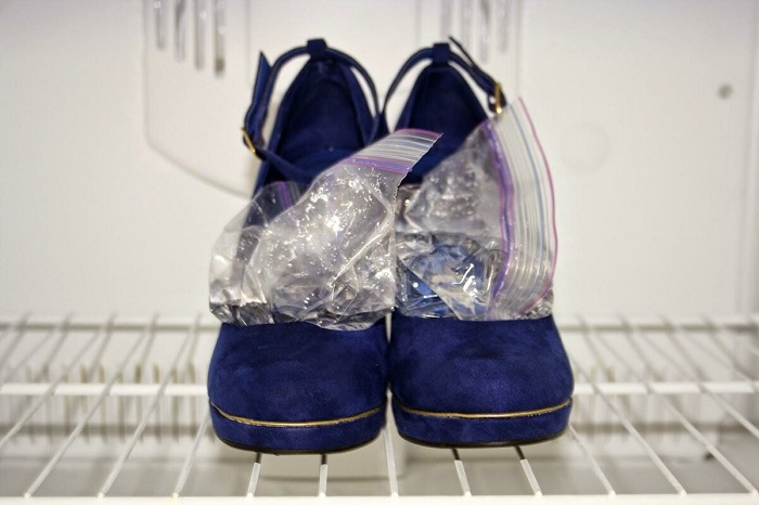 Нужно налить воду в зип-пакеты и положить их в туфли. / Фото: goodhouse.ru