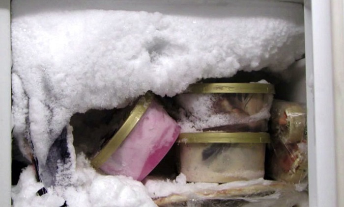 Морозильную камеру нужно размораживать раз в 2 месяца. / Фото: homius.ru