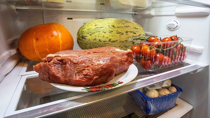 Мясо нужно хранить на отдельной полке. / Фото: hoznauka.ru