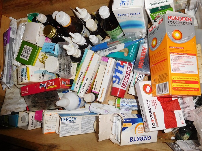 Лекарства нужно хранить в сухом и темном месте. / Фото: csred.ru
