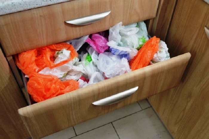 Кухонный ящик с пакетами. / Фото: severdv.ru
