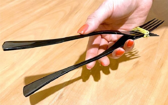 Скрепите вилки резинкой. / Изображение: дзен-канал technotion
