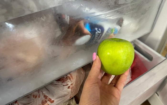 Подержите яблоки в морозилке пару часов. / Изображение: дзен-канал technotion