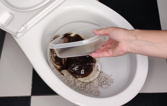 Залейте в унитаз смесь кофе, соды и уксуса Залейте в унитаз смесь кофе, соды и уксуса