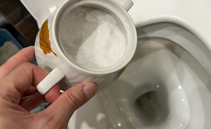 Соль прочищает засор и убирает запах Соль прочищает засор и убирает запах