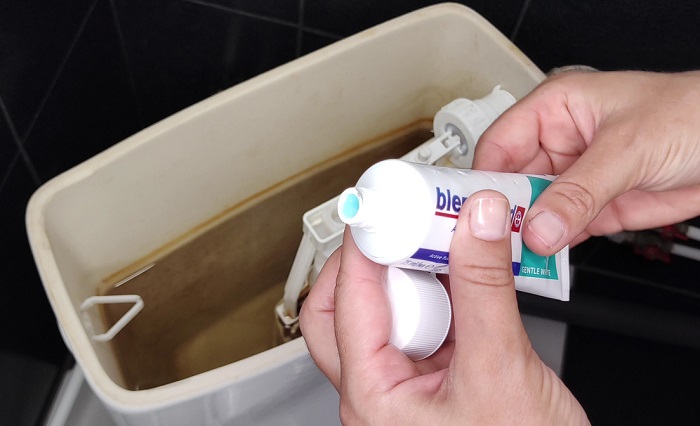 Подойдет любая зубная паста Подойдет любая зубная паста