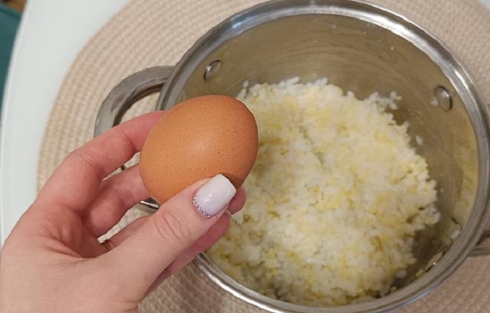 Яйцо сделает кашу более питательной. / Изображение: дзен-канал technotion