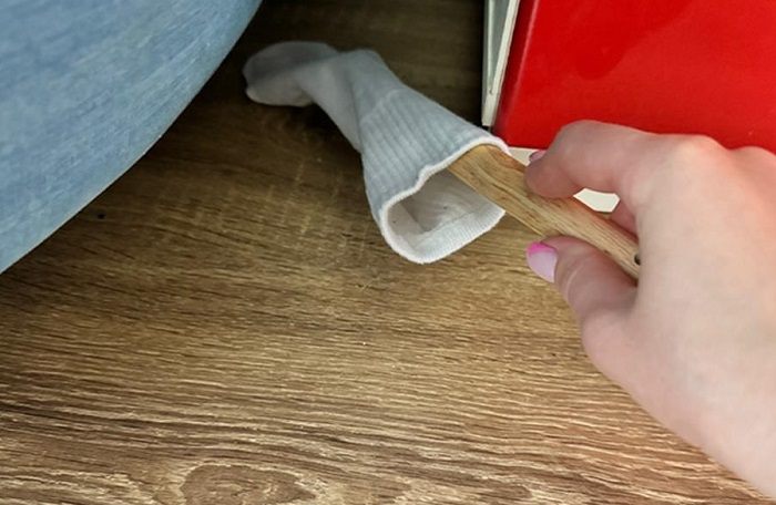 Наденьте носок на кухонную лопатку. / Изображение: дзен-канал technotion