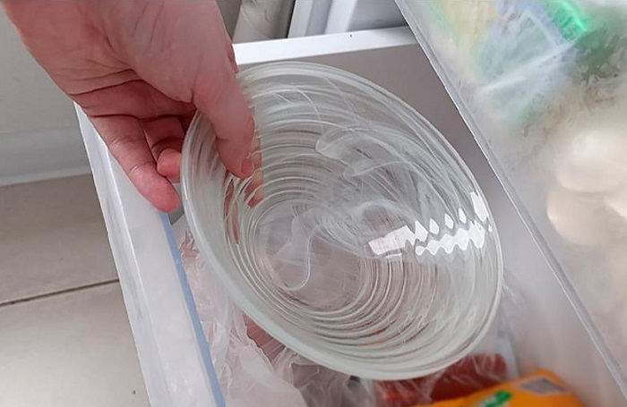 Поставьте тарелку в морозилку на 10 минут. / Изображение: дзен-канал technotion