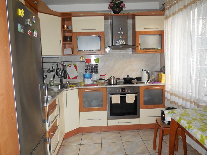 Серебристая техника плохо вписывалась в интерьер