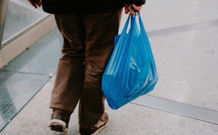 Японцы в течение дня собирают мусор в пакет. / Фото: weforum.org