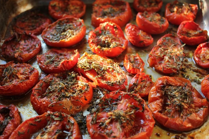 Со специями вяленые помидоры получаются более ароматными. / Фото: adfarm.ru