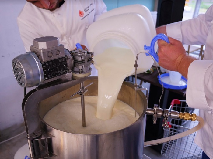 Процедура пастеризации молока. / Фото: doctorguber.ru