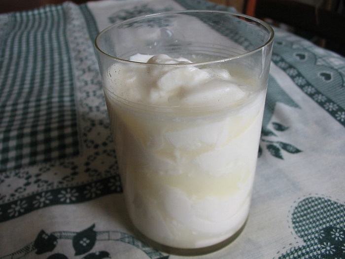 Прокисшее молоко используется вместо кефира для приготовления оладушек. / Фото: joinfo.ua