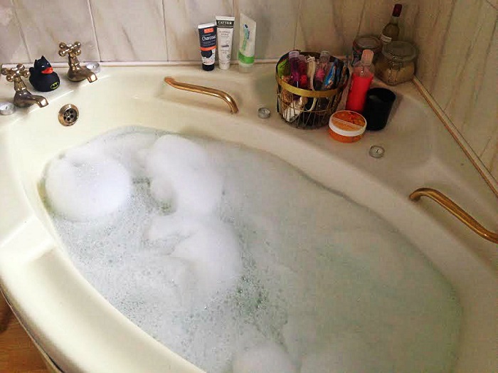 Расслабьтесь в ванне с пеной перед сном. / Фото: syl.ru