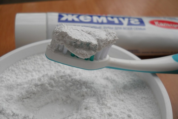 Труднодоступные места удобно чистить зубной щеткой. / Фото: fb.ru