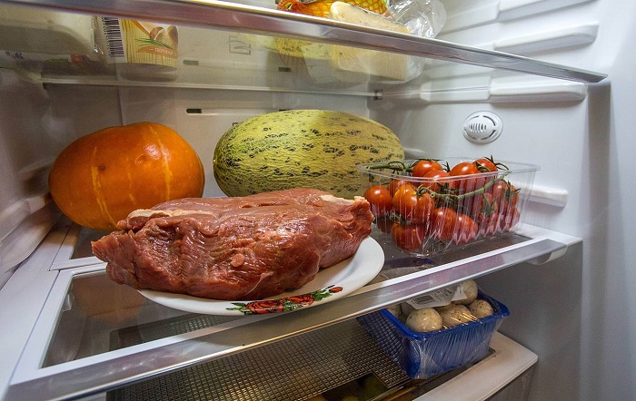 Ставьте мясо на полку ближе к морозилке. / Фото: zdorovogotovim.ru