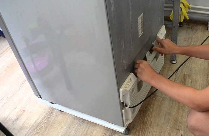 На задней части холодильника скапливается много пыли. / Фото: mebel-gu.ru