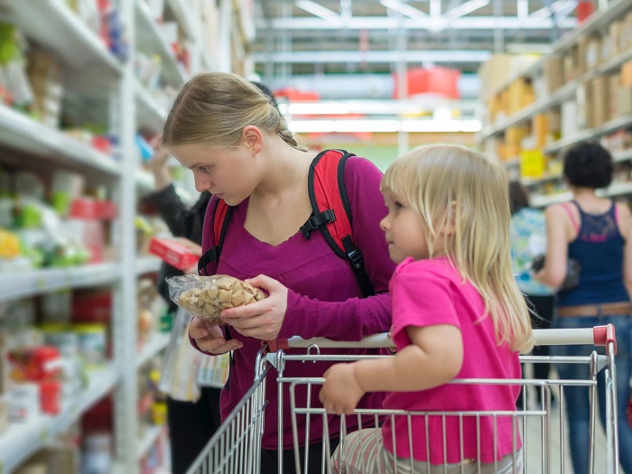 Дети часто просят купить сладости