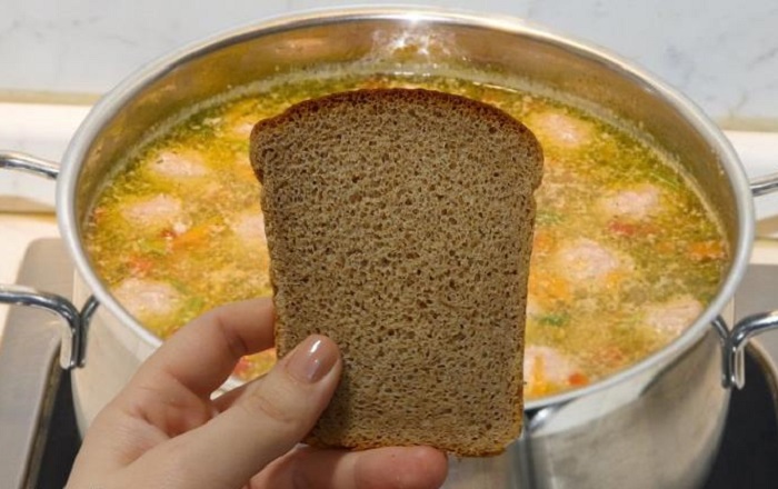 Чтобы убрать избыток соли, опустите в суп кусочек хлеба. / Изображение: дзен-канал technotion