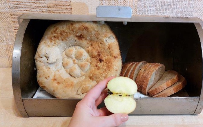 Яблоко не даст хлебу быстро засохнуть. / Изображение: дзен-канал technotion