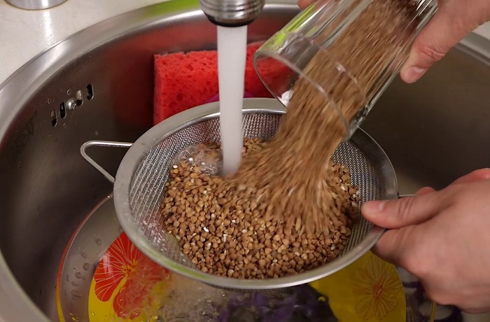 Удобнее промывать гречку в дуршлаге