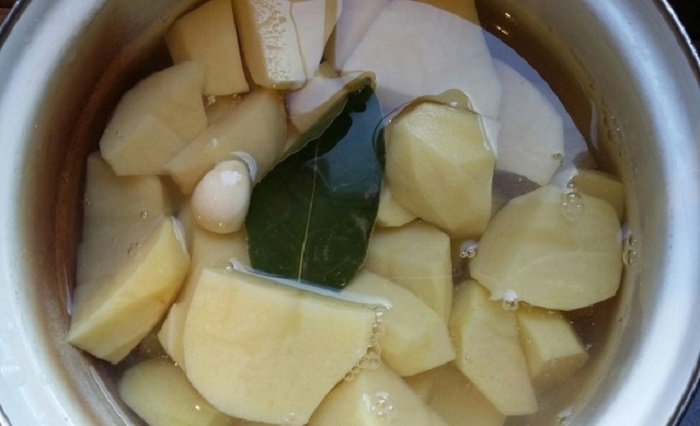 Положите в кастрюлю с картофелем лавровый лист