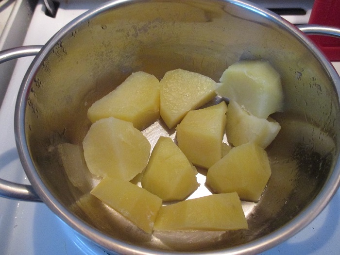 Оставьте картофель в горячей кастрюле на пять минут