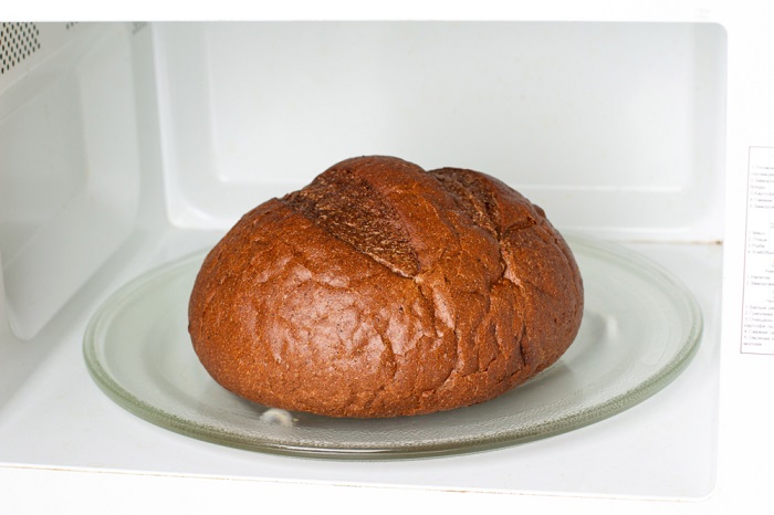 Разморозьте хлеб в микроволновке. / Фото: tehnika-gid.ru