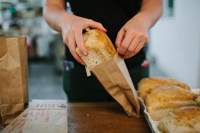 Хлеб можно хранить в бумажном пакете. / Фото: Pinterest.com