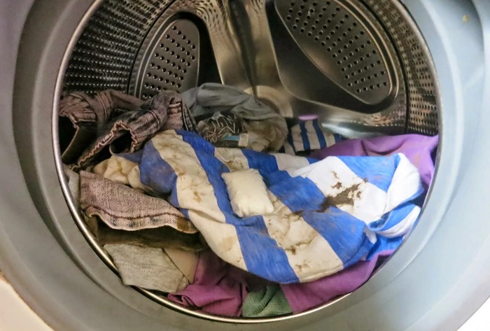 Постирайте одежду в стиральной машине, чтобы ушли пятна Постирайте одежду в стиральной машине, чтобы ушли пятна