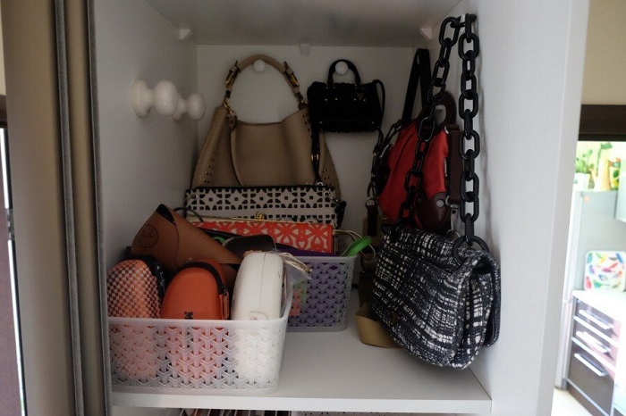 Повесьте крючки и поставьте корзинки для сумок Повесьте крючки и поставьте корзинки для сумок