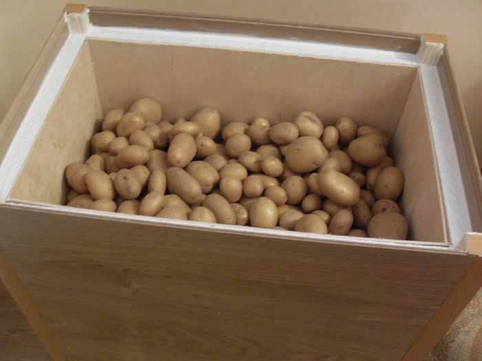 Ящик для хранения картофеля можно установить на балконе. / Фото: sidingvin.ru