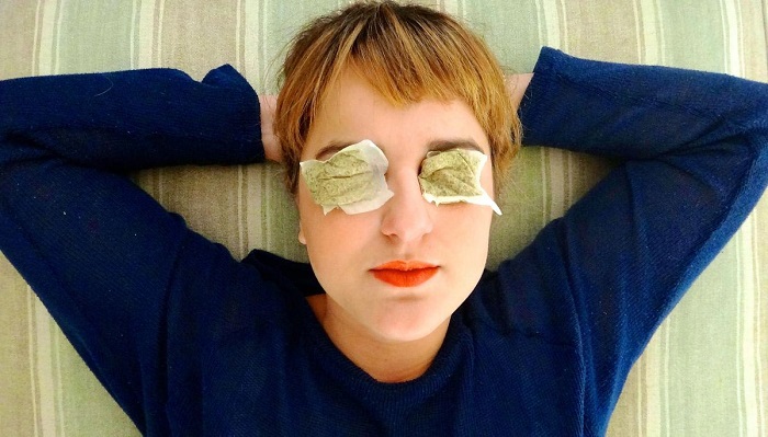 Положите использованные чайные пакетики на глаза. / Фото: about-tea.ru