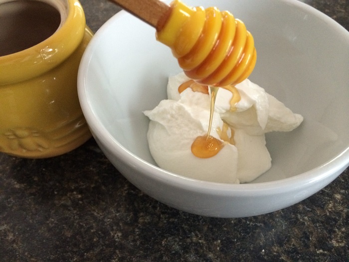 Чтобы повысить эффективность йогуртовой маски, добавьте мед. / Фото: syl.ru