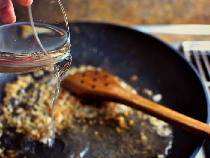 Налейте в сковороду с остатками мяса немного рассола