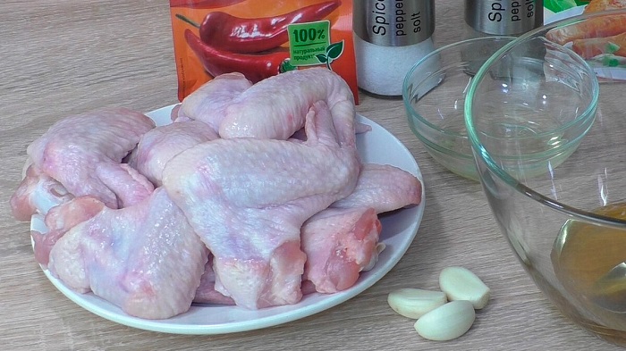 Положите крылья в миску с рассолом