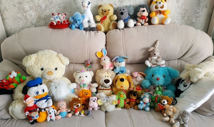 Мягкие игрушки накапливают много пыли. / Фото: angstrem-mebel.ru