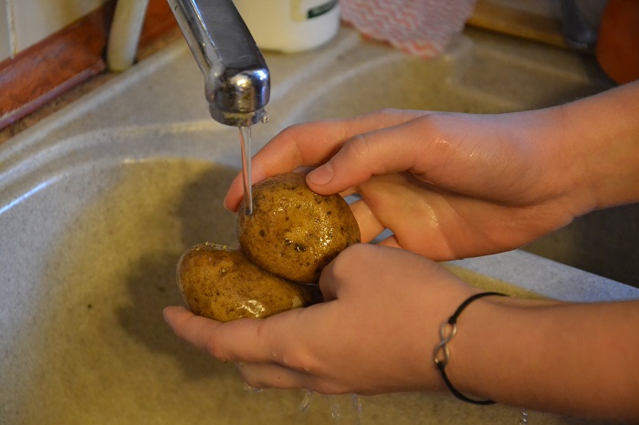 Картофель можно мыть непосредственно перед готовкой. / Фото: pxhere.com