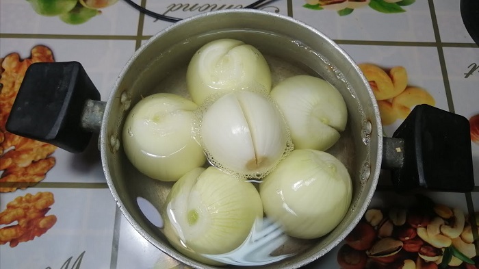 Разрежьте лук на половинки и прокипятите в кастрюле