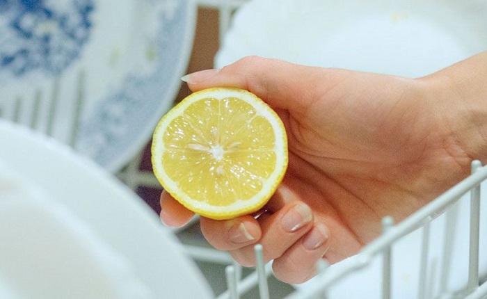 Натрите грязную посуду половинкой лимона