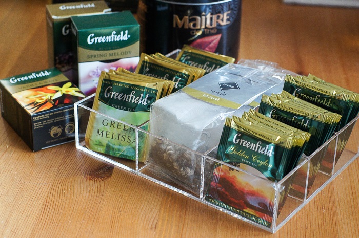 Переложите чай из картонной коробки в пластиковую . / Фото: letsgophotos.ru