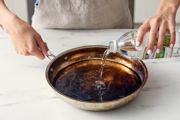 Налейте в пригоревшую посуду уксус. / Фото: litmap.ru